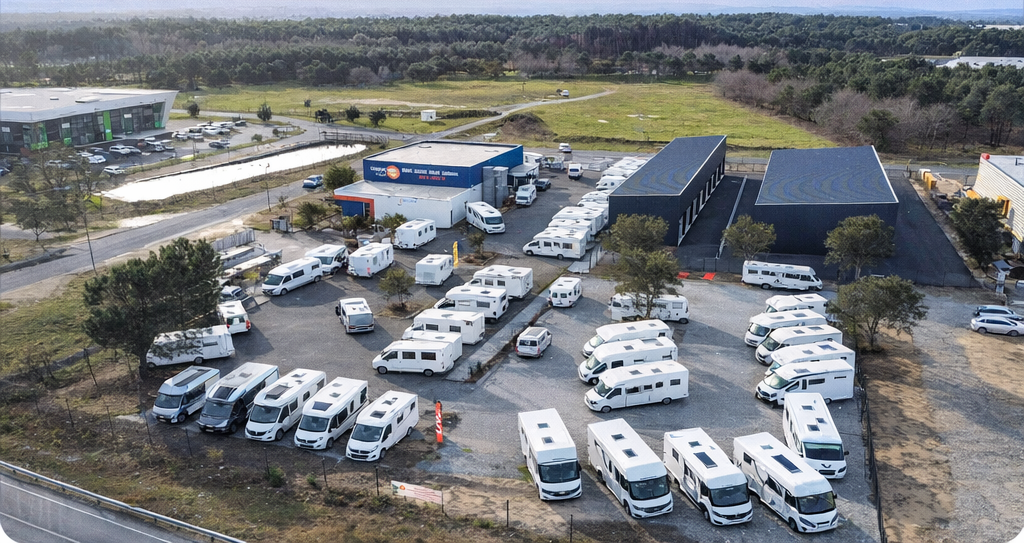 Vue aérienne du parc de camping-cars rent